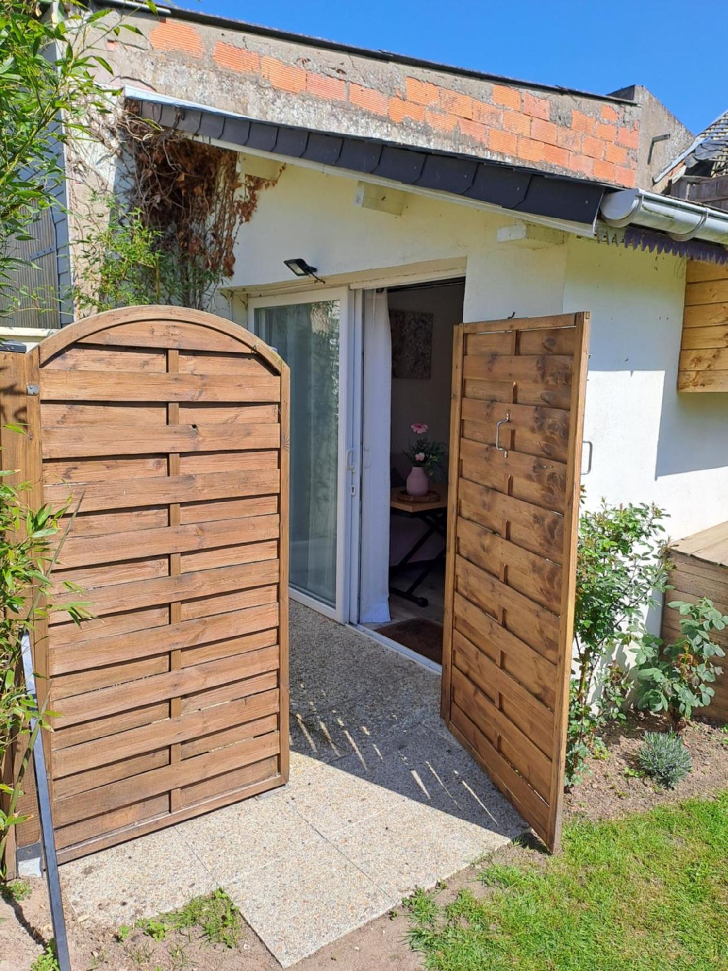 Joli Studio Au Calme Dans Un Jardin Privatif Ouistreham Eksteriør bilde